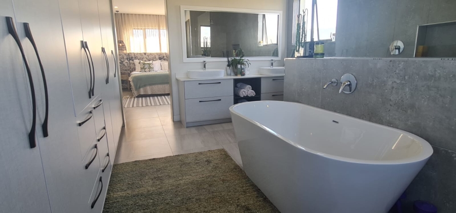 10 Bedroom Property for Sale in Bloubergstrand Western Cape